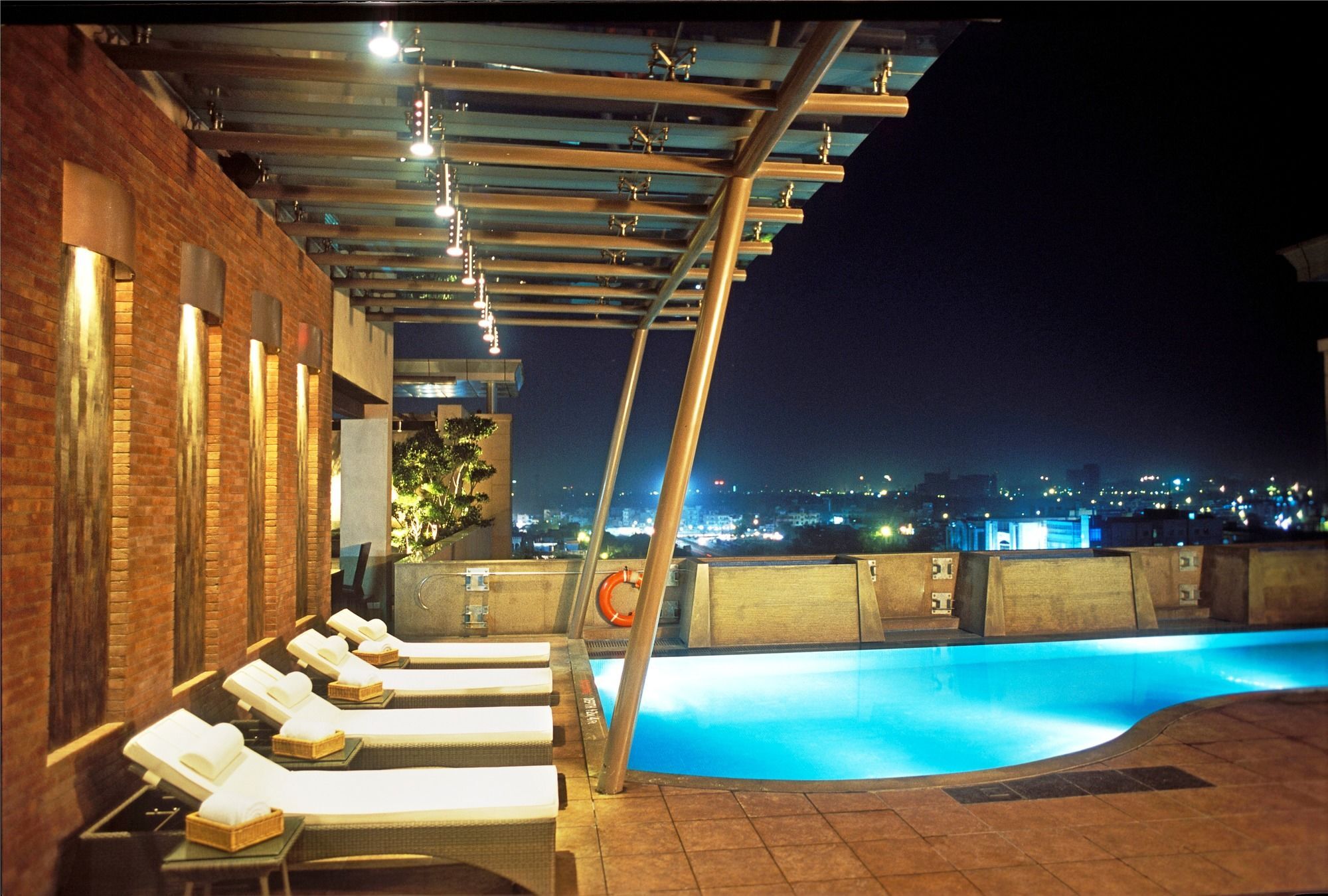 Radisson Noida Hotel Екстериор снимка