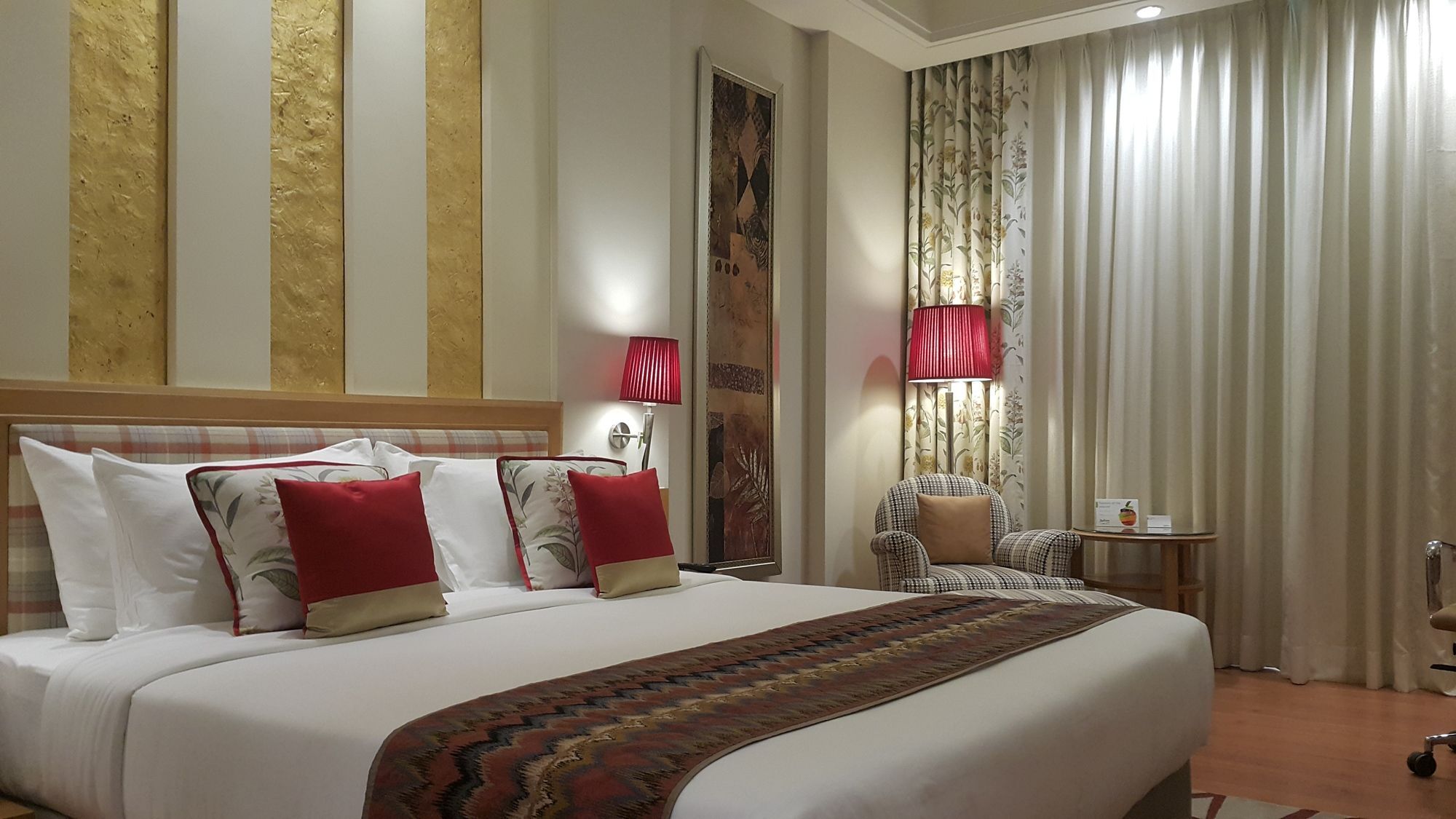 Radisson Noida Hotel Екстериор снимка